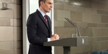 GRAF6375. MADRID, 13/03/2020.- El presidente del Gobierno, Pedro Sánchez, en una declaración institucional en el Palacio de la Moncloa, en la que ha explicado que mañana se celebrará un Consejo de Ministros extraordinario para aprobar oficialmente esta medida excepcional, que solo se ha acordado dos veces en democracia y de la que ya ha informado al rey y al Congreso. EFE/Pool Moncloa/José María Cuadrado