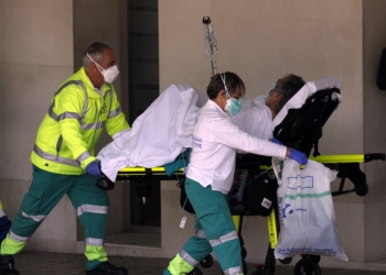 Sanitarios de una ambulancia trasladan a un enfermo con oxígeno al hospital vizcaíno de Cruces, en el País Vasco. EFE/Luis Tejido