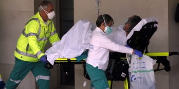 Sanitarios de una ambulancia trasladan a un enfermo con oxígeno al hospital vizcaíno de Cruces, en el País Vasco. EFE/Luis Tejido