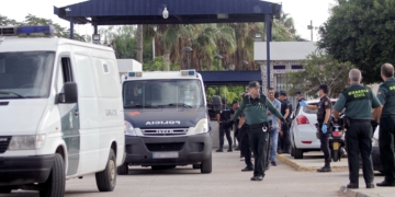 GRAF1687. MELILLA, 21/10/2018.- Efectivos de la Guardia Civil y Policía Nacional trasladan a los inmigrantes de origen subsahariano tras el salto que han realizado hoy a la valla que separa la ciudad española de Melilla, fronteriza con Marruecos, en un nuevo intento masivo de entrar de manera irregular en España. El salto se saldó con un inmigrante fallecido y un total de 25 heridos -19 subsaharianos y seis guardias civiles- según los datos facilitados por la Delegación del Gobierno en Melilla. EFE/ F.G. Guerrero