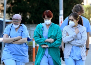 Padua (Italy), 22/02/2020.- People and health workers wear protective face masks outside the hospital in Padua, Veneto region, northern Italy, 22 February 2020. A woman of Milan's Lombardy region has died after being infected with the coronavirus, becoming the second death following that of a 78-year-old man who died on 21 February. The new wave of cases in Italy's northern regions have triggered shut-downs of shops, offices and community centers. (Italia) EFE/EPA/NICOLA FOSSELLA