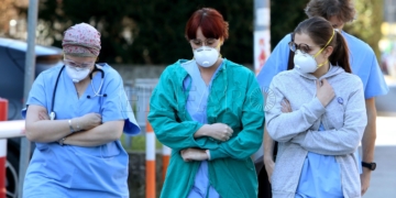 Padua (Italy), 22/02/2020.- People and health workers wear protective face masks outside the hospital in Padua, Veneto region, northern Italy, 22 February 2020. A woman of Milan's Lombardy region has died after being infected with the coronavirus, becoming the second death following that of a 78-year-old man who died on 21 February. The new wave of cases in Italy's northern regions have triggered shut-downs of shops, offices and community centers. (Italia) EFE/EPA/NICOLA FOSSELLA
