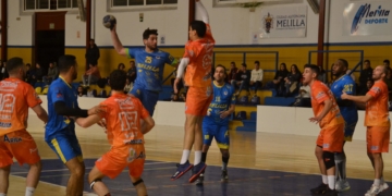 Ataque de uno de los jugadores del cuadro melillense.