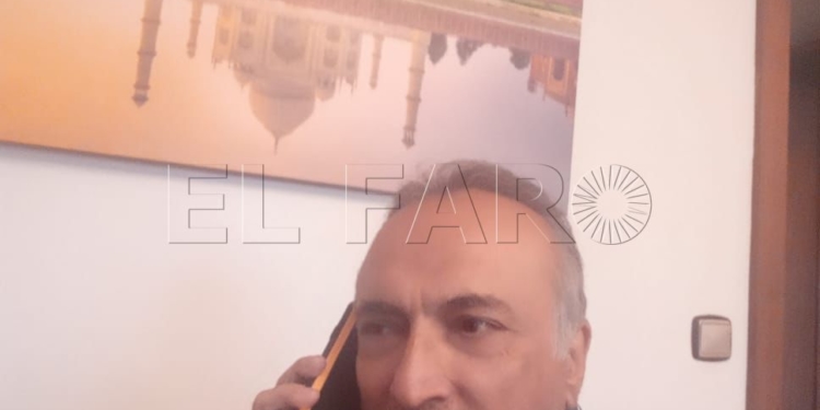 Ramesh recibió la llamada de sus hijas.