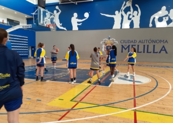 Las jugadoras e la primera plantilla melillense, en el calentamiento en el pabellón del Guillermo García Pezzi.