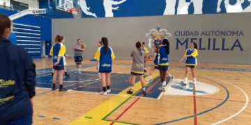 Las jugadoras e la primera plantilla melillense, en el calentamiento en el pabellón del Guillermo García Pezzi.