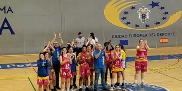 Jugadoras melillenses saludando a todos sus aficionados.