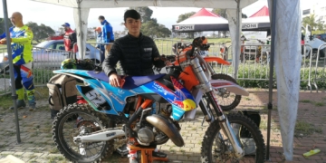 El piloto de nuestra ciudad, con su moto de competición.