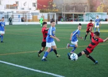 Jugadores de un equipo base de la UD Melilla.