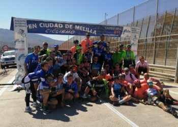 Algunos de los participantes se hicieron la foto de familia a la conclusión de la prueba ciclista.