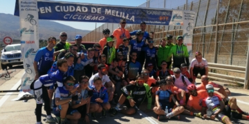 Algunos de los participantes se hicieron la foto de familia a la conclusión de la prueba ciclista.