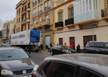 A la compra en estado de alerta: Policía Local vigilando y personas a dos metros de distancia