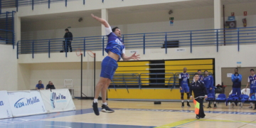 Remate de un jugador del CV Melilla.