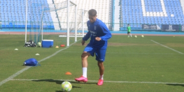 Un componente de la primera plantilla melillense, en la sesión de entrenamientos de ayer.