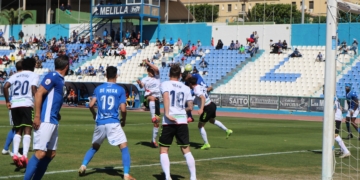 Los melillenses, lo intentaron sobre todo en el juego a balón parado.