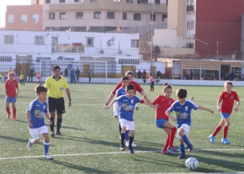 Imagen de uno de los partidos de equipos base de la UD Melilla.