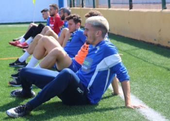 El jugador de la UD Melilla, en el entrenamiento junto al resto de sus compañeros.