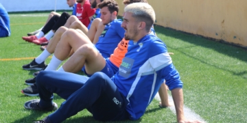El jugador de la UD Melilla, en el entrenamiento junto al resto de sus compañeros.
