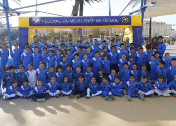 Foto de familia de los componentes de la Escuela de Fútbol de la Fundación de la RFMF.