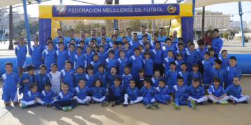 Foto de familia de los componentes de la Escuela de Fútbol de la Fundación de la RFMF.