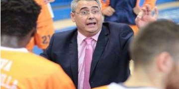El técnico melillense junto a sus jugadores.