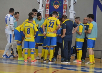 El técnico melillense, en un tiempo muerto, junto a sus jugadores.