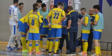 El técnico melillense, en un tiempo muerto, junto a sus jugadores.