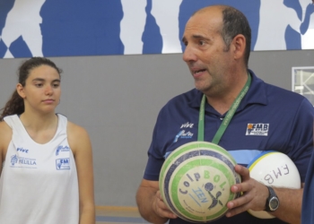 Trabaja diariamente con los componentes de la Federación Melillense de Baloncesto.