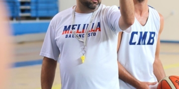 Ribas junto a un jugador del Melilla BC..