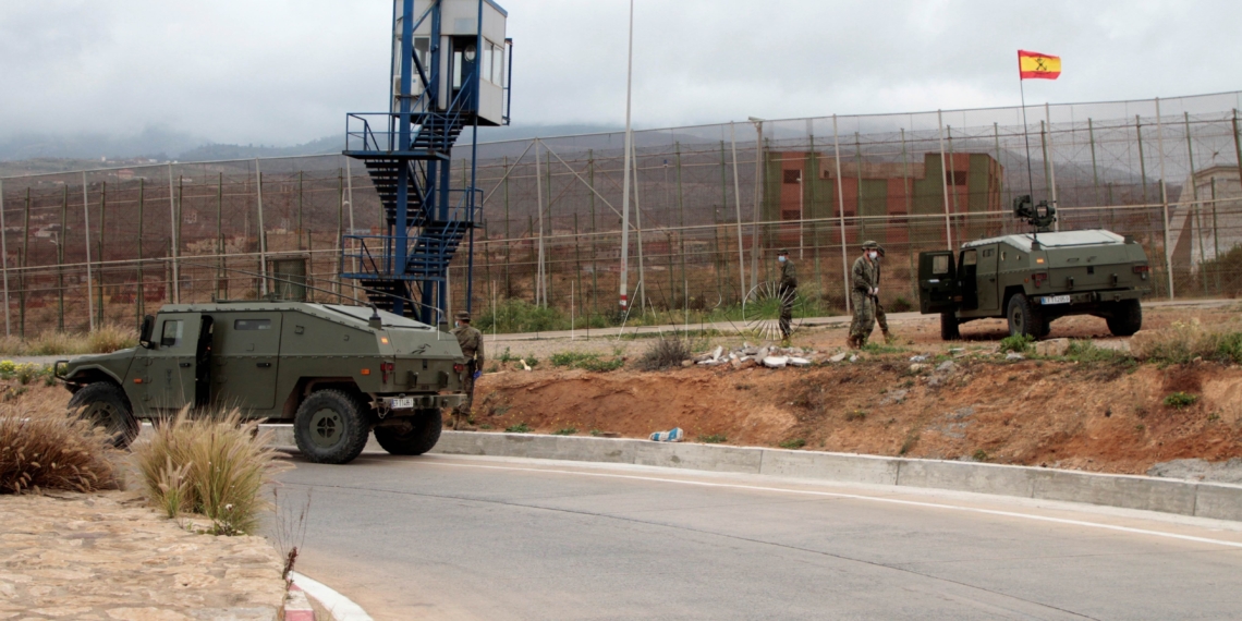 GRAF7044. MELILLA, 07/04/2020.- Despliegue del ejÈrcito en la valla de Melilla hoy martes despuÈs de que esta madrugada sufriera uno de los intentos de entrada m·s numerosos y violentos de los ˙ltimos meses, en el que participaron unos 260 inmigrantes subsaharianos, de los cuales alrededor de 50 consiguieran su objetivo y dos han sido detenidos. EFE/Francisco GarcÌa Guerrero