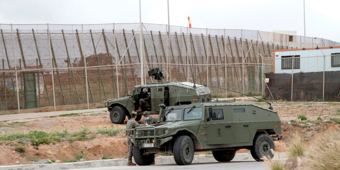 GRAF7045. MELILLA, 07/04/2020.- Despliegue del ejÈrcito en la valla de Melilla hoy martes despuÈs de que esta madrugada sufriera uno de los intentos de entrada m·s numerosos y violentos de los ˙ltimos meses, en el que participaron unos 260 inmigrantes subsaharianos, de los cuales alrededor de 50 consiguieran su objetivo y dos han sido detenidos. EFE/Francisco GarcÌa Guerrero