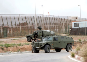 GRAF7045. MELILLA, 07/04/2020.- Despliegue del ejÈrcito en la valla de Melilla hoy martes despuÈs de que esta madrugada sufriera uno de los intentos de entrada m·s numerosos y violentos de los ˙ltimos meses, en el que participaron unos 260 inmigrantes subsaharianos, de los cuales alrededor de 50 consiguieran su objetivo y dos han sido detenidos. EFE/Francisco GarcÌa Guerrero