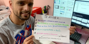 Manolo Fernández, en su hogar sin parar de trabajar.