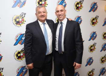 El presidente del fútbol melillense, Diego Martínez (d), junto al máximo responsable de la RFEF, Luis Rubiales.