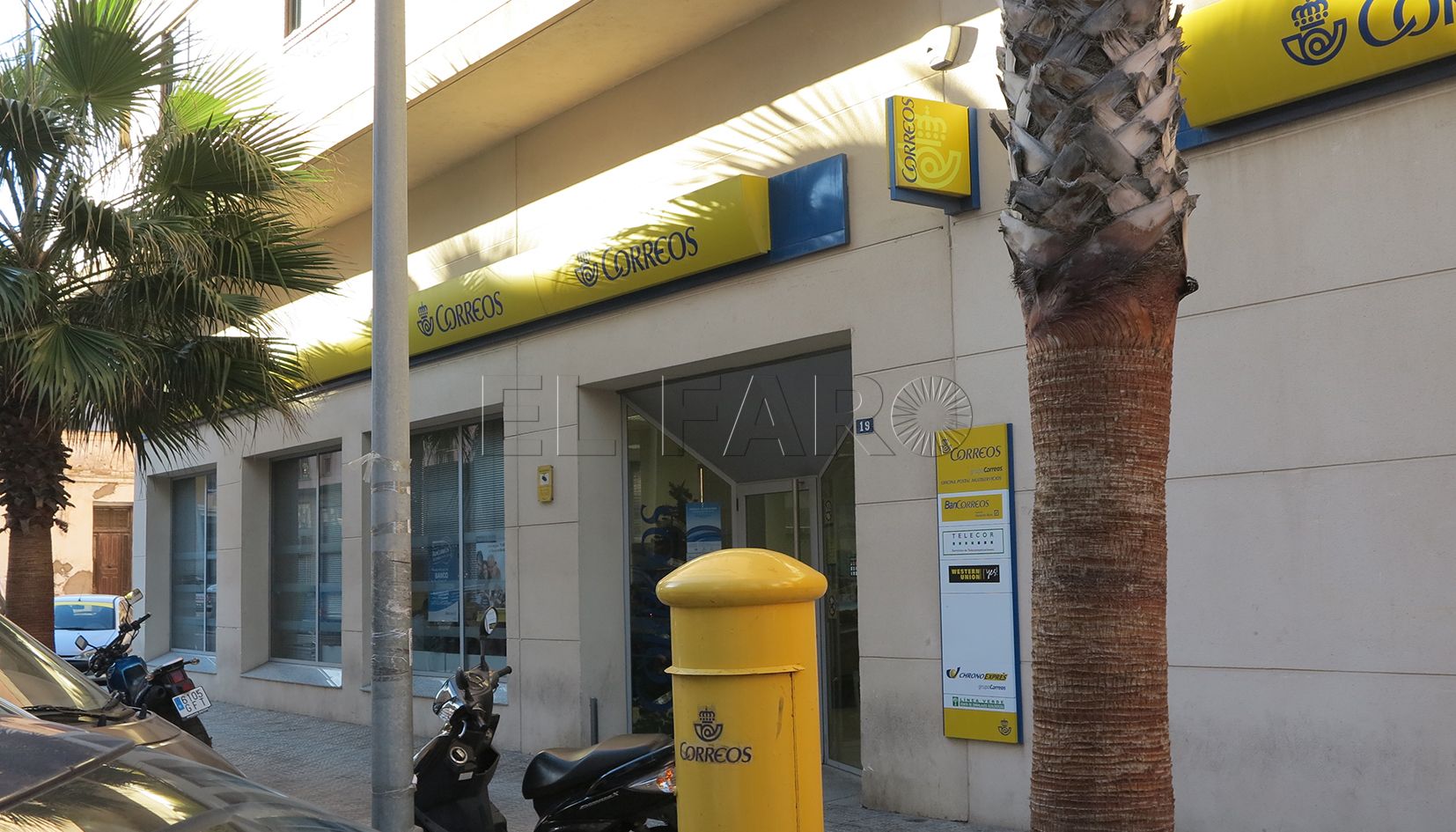 El horario reducido de Correos genera grandes colas e incidentes en la puerta