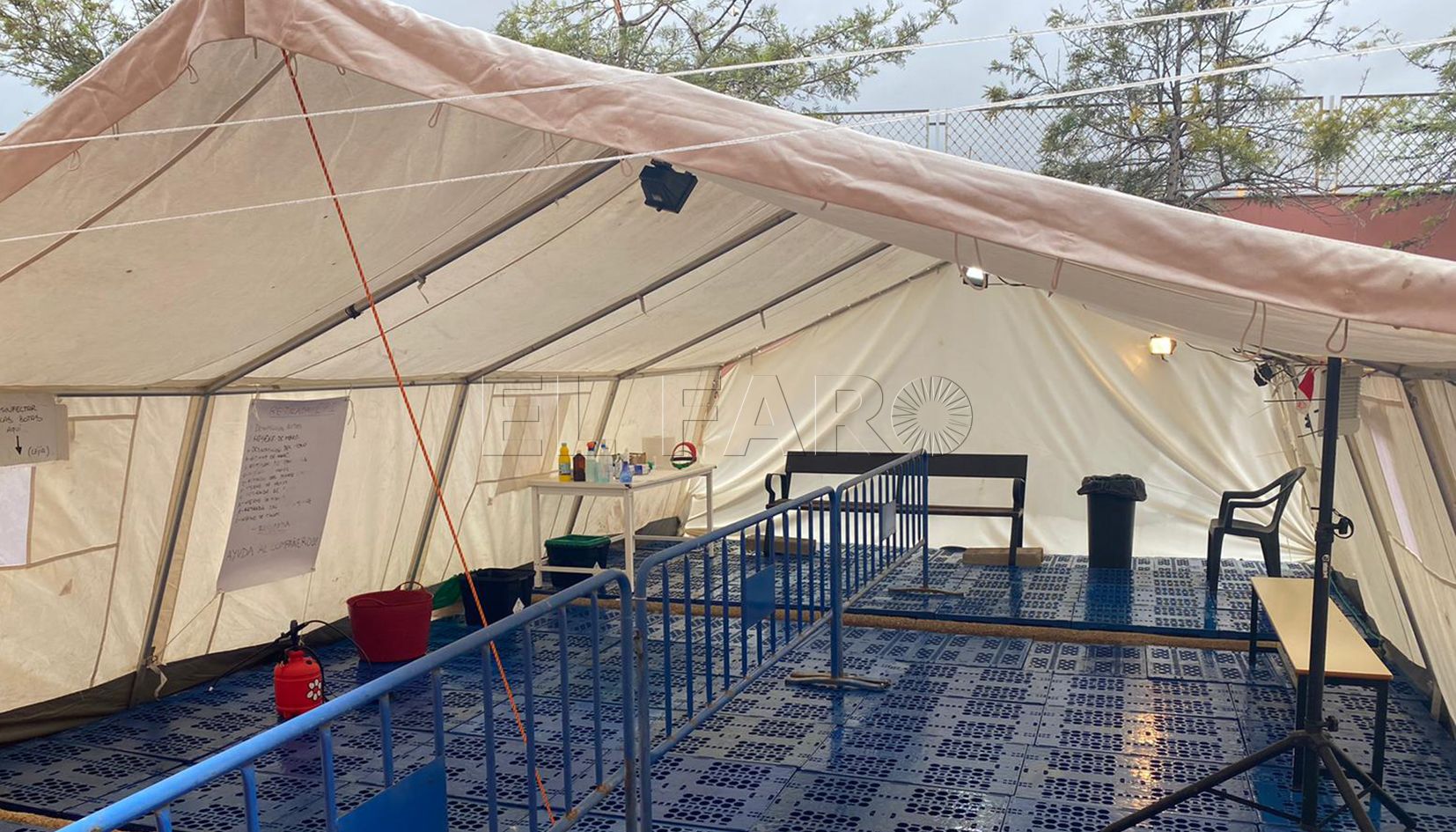 Los EPI del ébola y las mascarillas de la frontera, material del 061 para luchar contra el COVID-19