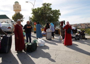 GRAF6634. MELILLA, 17/05/2020.-Una veintena de ciudadanos de Marruecos han sido repatriados este domingo a su país a través de la frontera de Beni-Enzar, la más importante de las cuatro que conectan Melilla con su entorno marroquí, después de llevar dos meses atrapados en la ciudad autónoma por el cierre fronterizo debido a la crisis del coronavoirus.- EFE/F.G.Guerrero