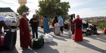 GRAF6634. MELILLA, 17/05/2020.-Una veintena de ciudadanos de Marruecos han sido repatriados este domingo a su país a través de la frontera de Beni-Enzar, la más importante de las cuatro que conectan Melilla con su entorno marroquí, después de llevar dos meses atrapados en la ciudad autónoma por el cierre fronterizo debido a la crisis del coronavoirus.- EFE/F.G.Guerrero