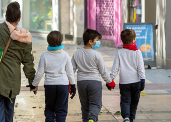 GRAF2350. ZARAGOZA, 18/04/2020.- Fotografía de archivo del 16/04/2018 de una madre y sus hijos tras hacer la compra en Zaragoza. Prosigue el debate sobre el encierro de los niños por el coronavirus. La Asociación Española de Pediatría (AEP) pide priorizar a los menores llegado el momento de flexibilizar el confinamiento.-EFE/ JAVIER BELVER