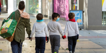 GRAF2350. ZARAGOZA, 18/04/2020.- Fotografía de archivo del 16/04/2018 de una madre y sus hijos tras hacer la compra en Zaragoza. Prosigue el debate sobre el encierro de los niños por el coronavirus. La Asociación Española de Pediatría (AEP) pide priorizar a los menores llegado el momento de flexibilizar el confinamiento.-EFE/ JAVIER BELVER