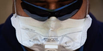 Un hombre con mascarilla camina por una calle del centro de Barcelona, este viernes, sexagÈsimo noveno dÌa del estado de alarma por la crisis del coronavirus, cuando el Ministerio de Sanidad ha anunciado que Barcelona y toda su ·rea metropolitana pueden entrar el prÛximo lunes en fase 1 de la desescalada. EFE/Enric Fontcuberta
