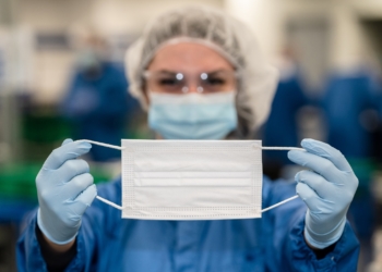 USA1815. OSHAWA (CANADÁ), 26/05/2020.- Fotografía cedida este martes por General Motors (GM) donde aparece una trabajadora de la compañía mientras muestra una mascarilla médica, producida en la planta que el fabricante de automóviles tiene en la localidad de Oshawa, Ontario (Canadá). General Motors (GM) ha empezado a producir este martes 10 millones de mascarillas para el Gobierno canadiense "a precio de costo", en un momento en que Canadá está redoblando los esfuerzos para obtener material de protección ante la escasez que sufre de equipos para luchar contra el COVID-19. EFE/Jessica Hayes/GM /SOLO USO EDITORIAL /NO VENTAS