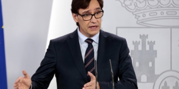 Madrid (Spain), 29/04/2020.- A handout picture made available by the Spanish Prime Minister's Office shows Spanish Health Minister, Salvador Illa, addressing a press conference to provide more information on the coronavirus de-escalation plan announced yesterday by Spanish Prime Minister, Pedro Sanchez, at Moncloa Presidential Palace in Madrid, Spain, 29 April 2020. Spain is under a lockdown to avoid the spreading of pandemic of the COVID-19 disease caused by the SARS-CoV-2 coronavirus. (España) EFE/EPA/JM Cuadrado / Moncloa HANDOUT HANDOUT EDITORIAL USE ONLY/NO SALES