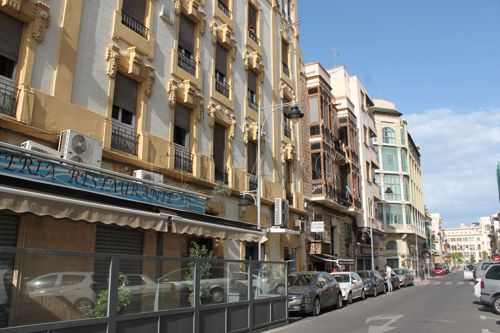 Una niña es hospitalizada de urgencia tras caer de un segundo piso en el centro