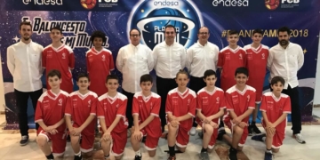 El técnico madrileño, junto a todos sus jugadores.