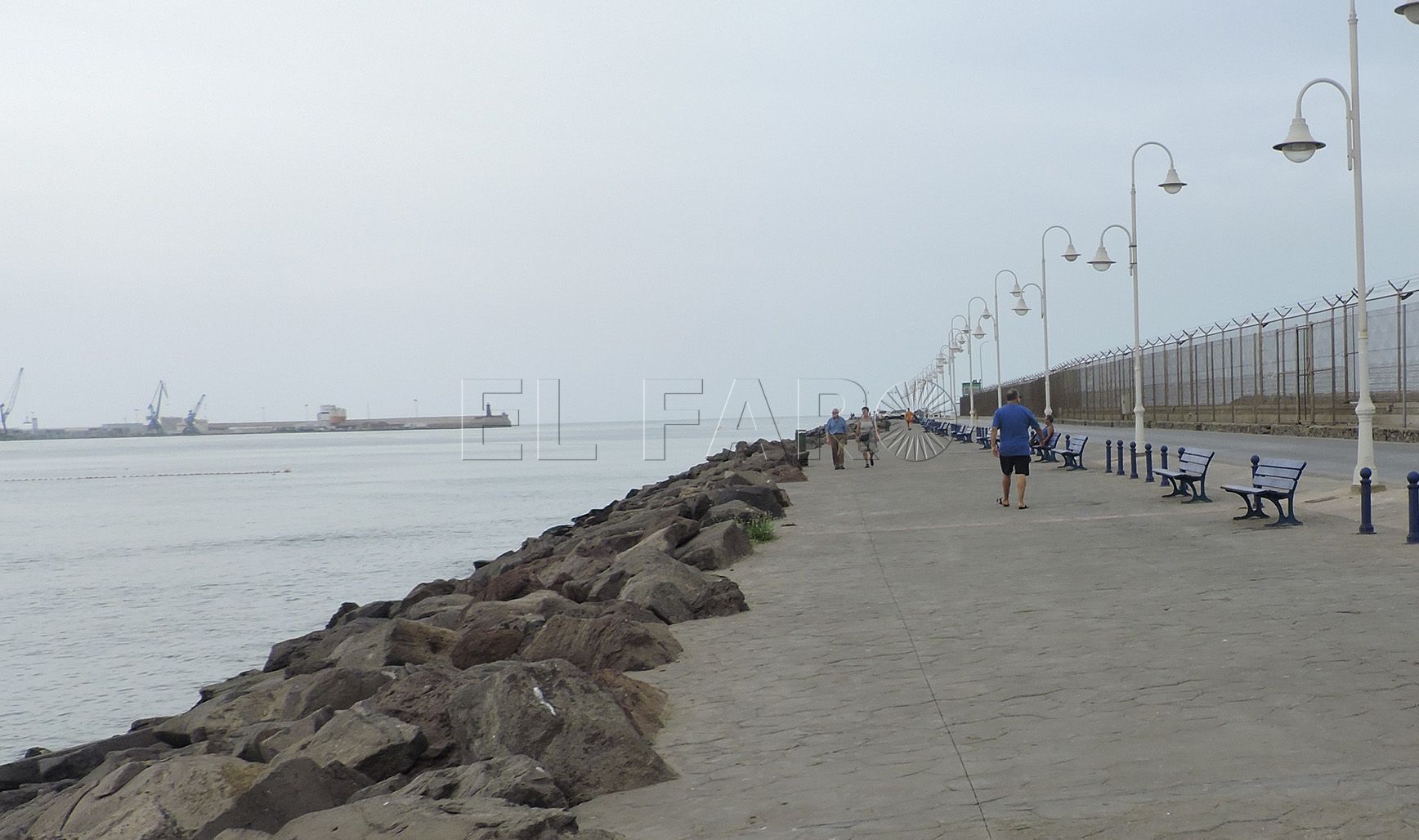 Cuatro inmigrantes intentan entrar a nado en Melilla