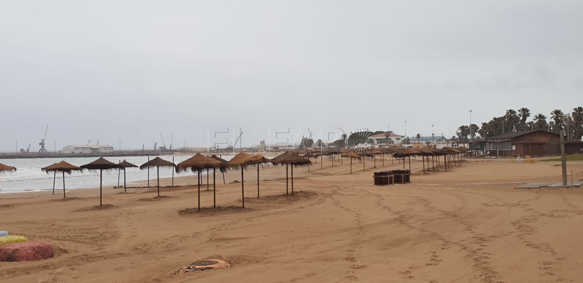 Las sombrillas marcarán la distancia social en las playas y no habrá hamacas