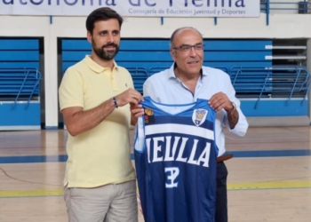 El técnico local, junto al presidente del Melilla Baloncesto, Jaime Auday.