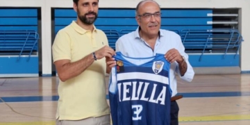 El técnico local, junto al presidente del Melilla Baloncesto, Jaime Auday.