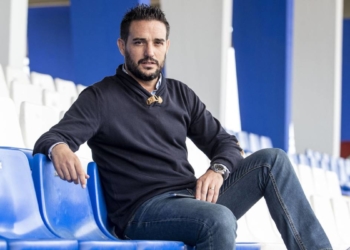 El director deportivo azulino, en las gradas del estadio municipal Álvarez Claro.